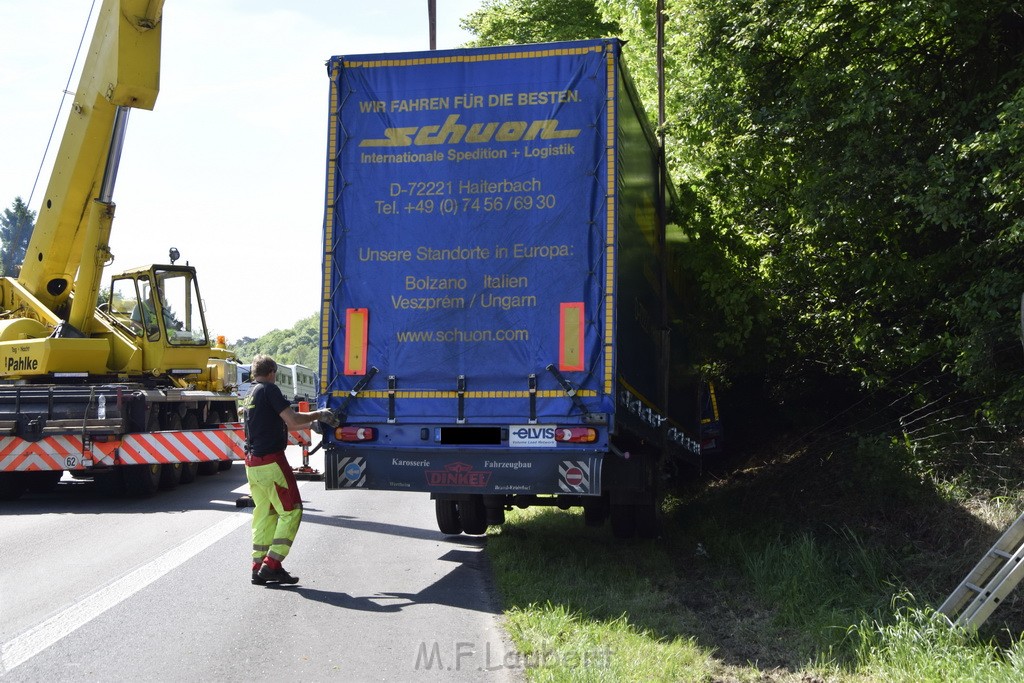 LKW in Boeschung A 3 Rich Frankfurt Hoehe Roesrath Lohmar P103.JPG - Miklos Laubert